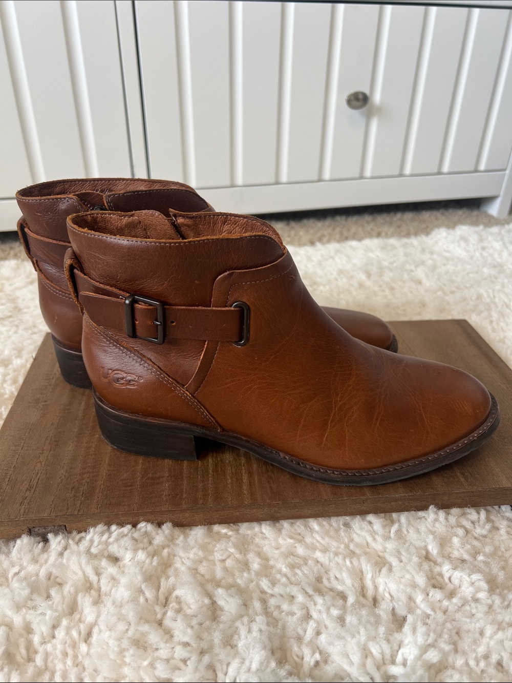 UGG “Barnett” leather ankle boots in a beautiful chestnut brown. 7.5